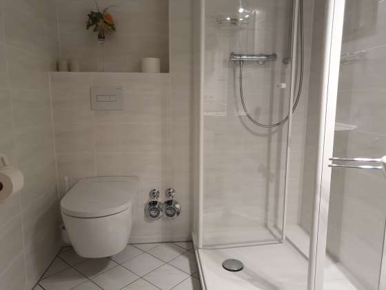 Dusche und höheres WC